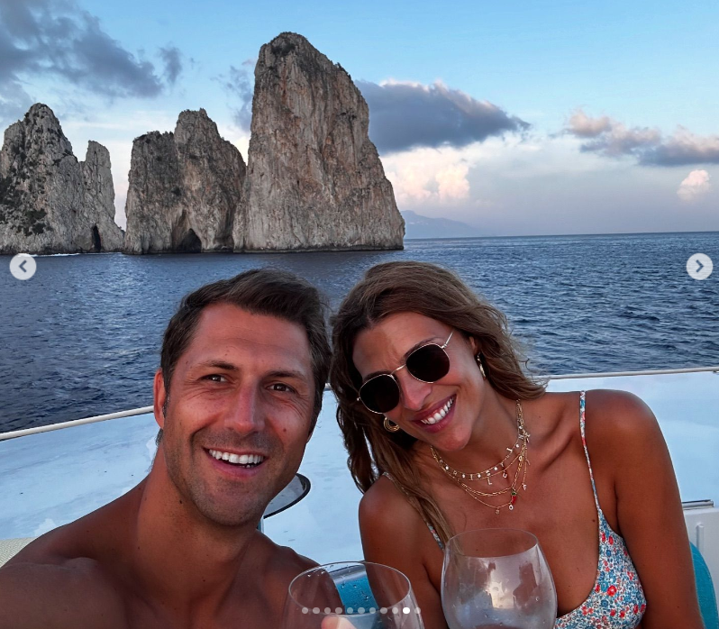 Vacanze in versione familiare a Capri per Cristina Chiabotto con marito e figlie (photogallery)