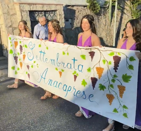 La sfilata inaugurale con trecento figuranti ha aperto la Settembrata Anacaprese (le foto)