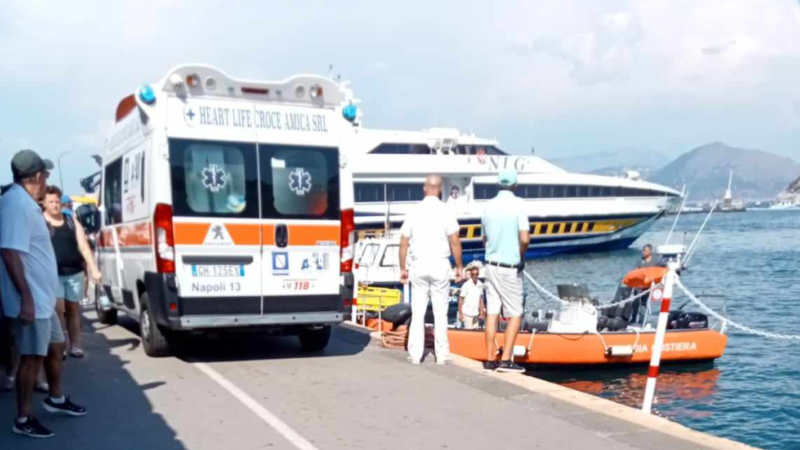 Grave emergenza medica su uno yacht nelle acque di Capri, soccorso un componente dell’equipaggio