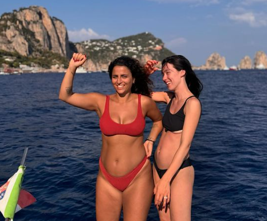 Aurora Ramazzotti a Capri con l’amica Sara Daniele replica con ironia a un hater