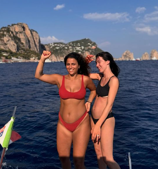 Aurora Ramazzotti a Capri con l’amica Sara Daniele replica con ironia a un hater