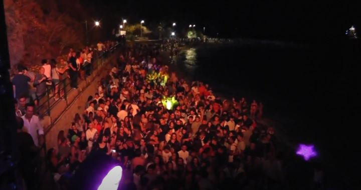 Ferragosto sicuro sulla spiaggia di Marina Grande, ordinanza del sindaco di Capri: stop bibite in vetro e alcool