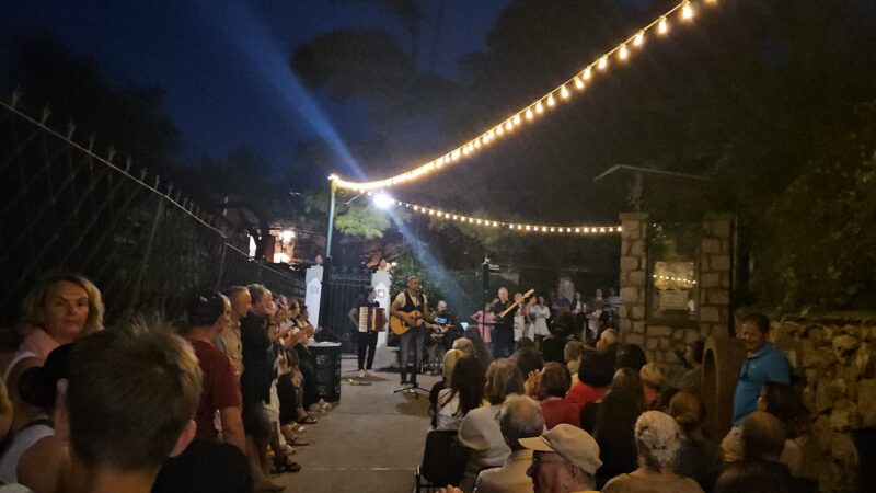 La versione ridotta della Piedigrotta Tiberiana fa il boom, pienone allo spettacolo. Il comitato promette: l’anno prossimo tornerà la festa grande (photogallery)