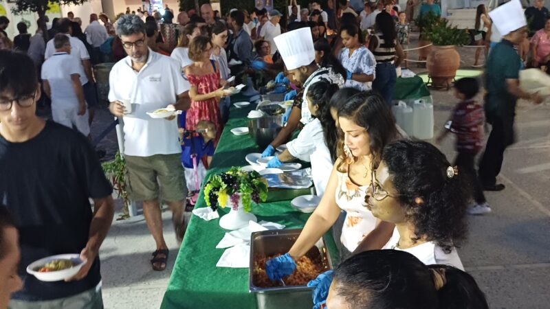 Sapori srilankesi e musica tipica: festa ad Anacapri in piazza Cerio (photogallery)