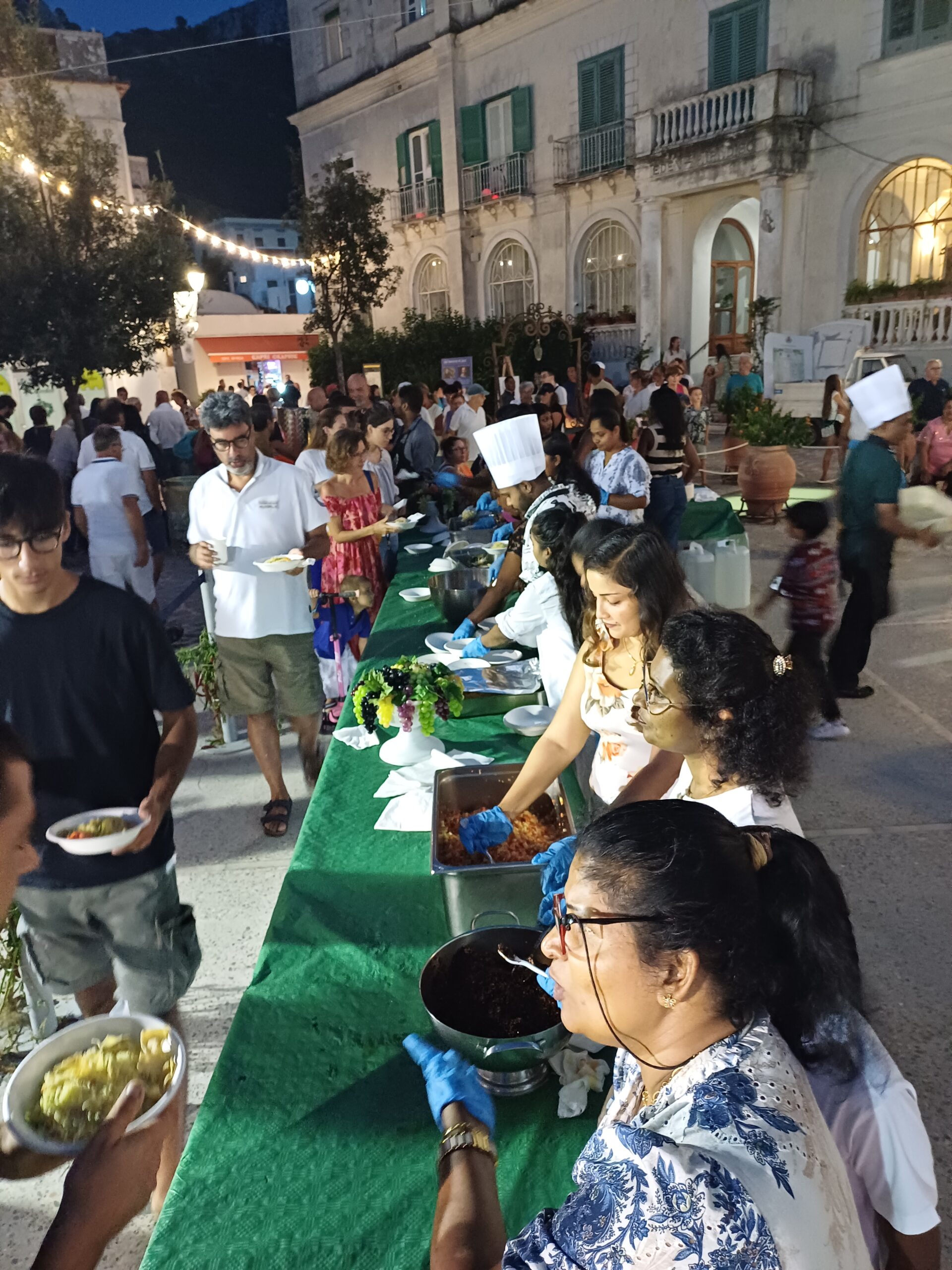 Sapori srilankesi e musica tipica: festa ad Anacapri in piazza Cerio (photogallery)