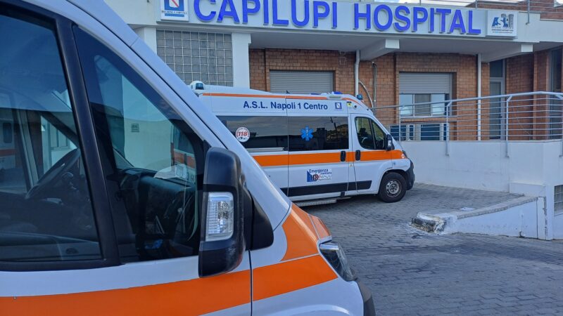 Inciampa sulla passerella del jet nel porto di Capri e si ferisce ad una gamba, portata d’urgenza in ospedale