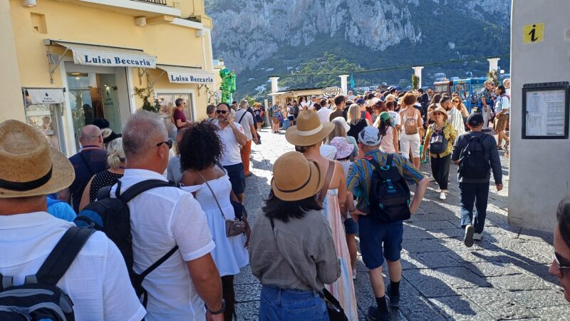 La coda per la funicolare a Capri mai vista così: arrivava fino al centro della Piazzetta