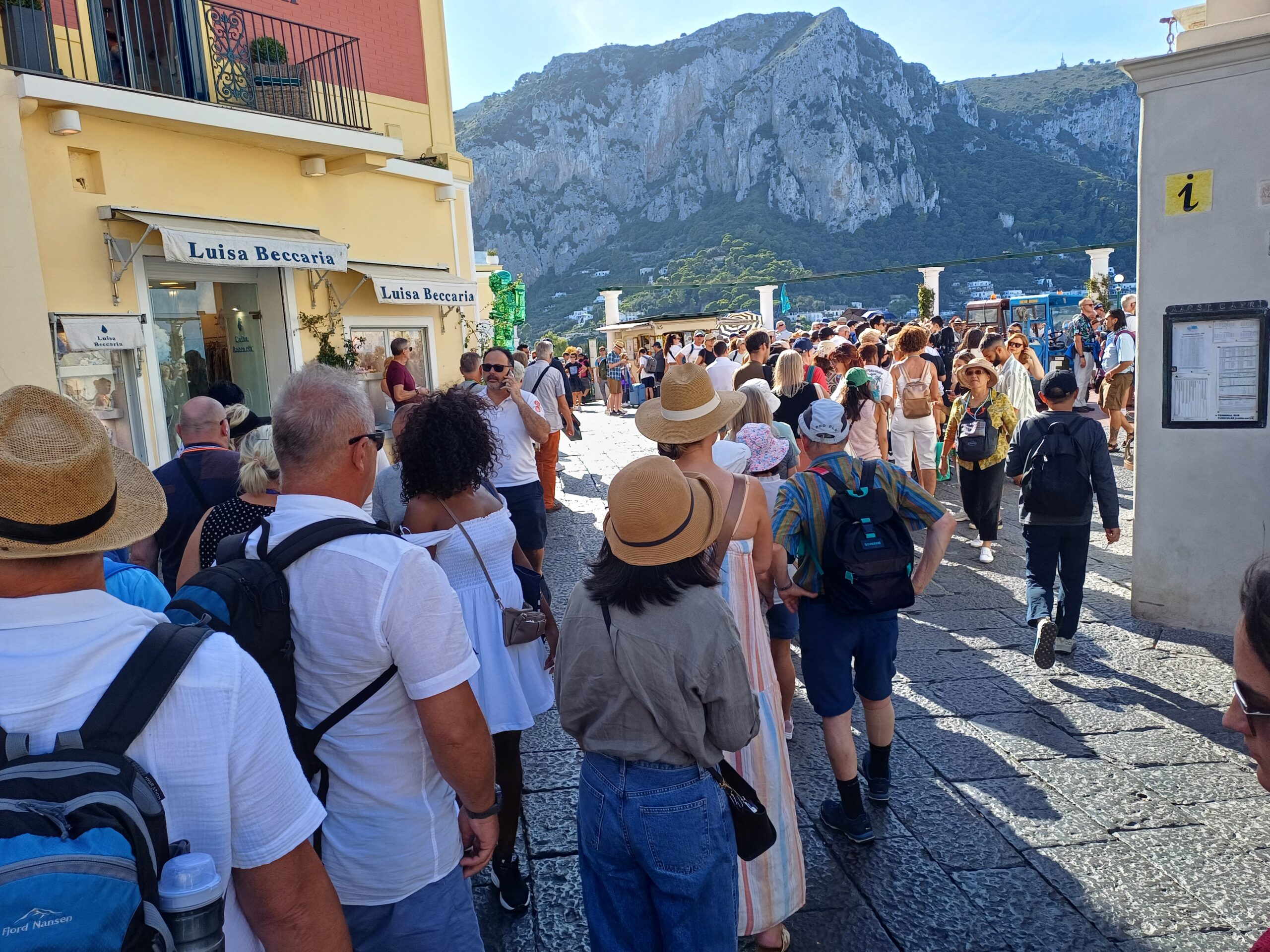 La coda per la funicolare a Capri mai vista così: arrivava fino al centro della Piazzetta