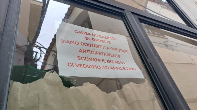 Attività commerciale chiude anticipatamente nel centro di Capri, anomalo cartello compare sulle vetrine