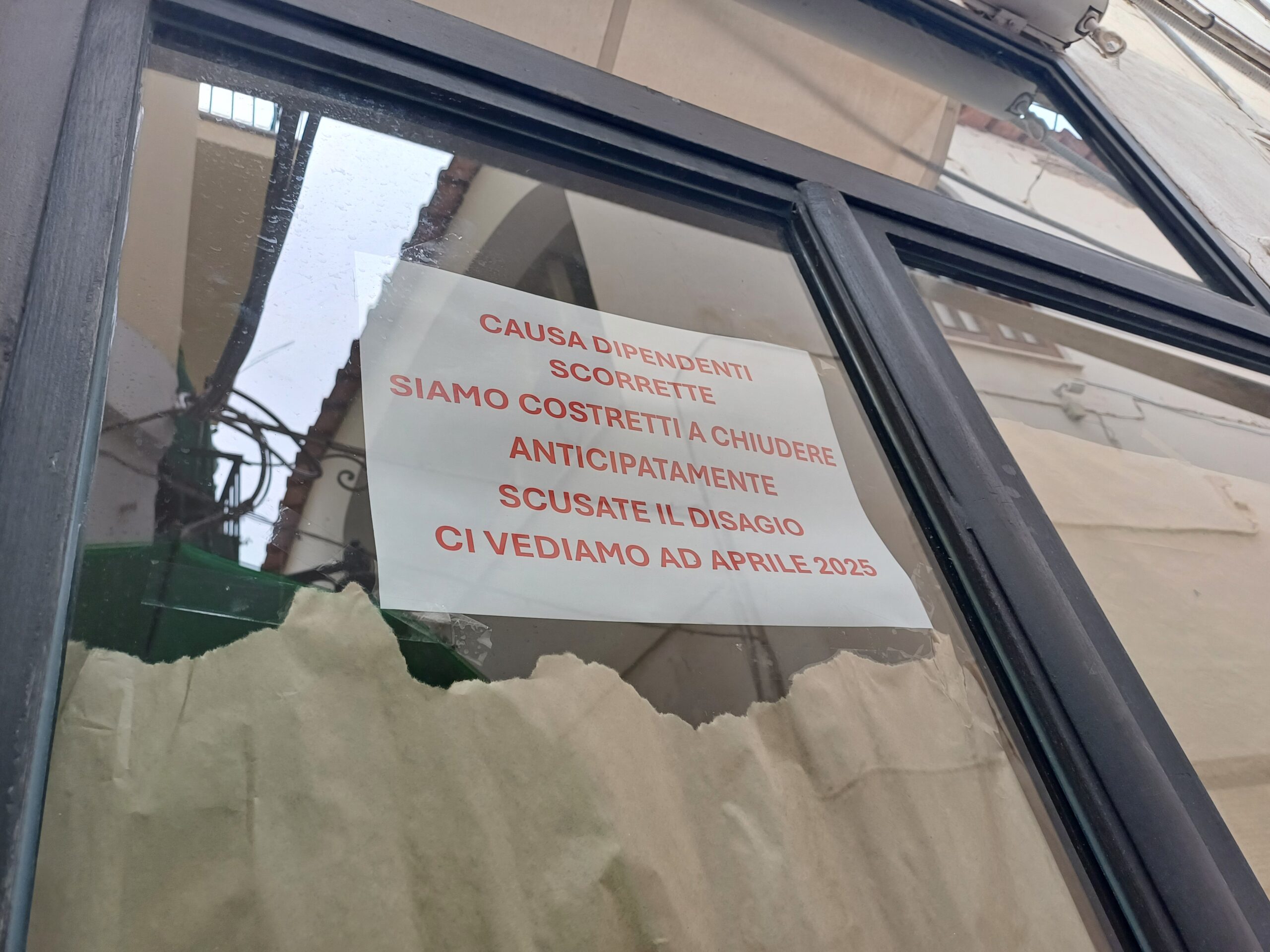 Attività commerciale chiude anticipatamente nel centro di Capri, anomalo cartello compare sulle vetrine