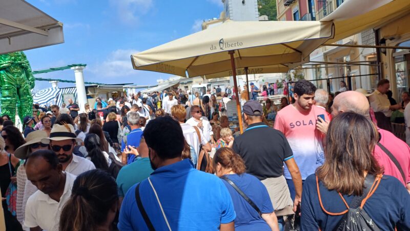 Overtourism a Capri, lunghissime file ovunque (video)