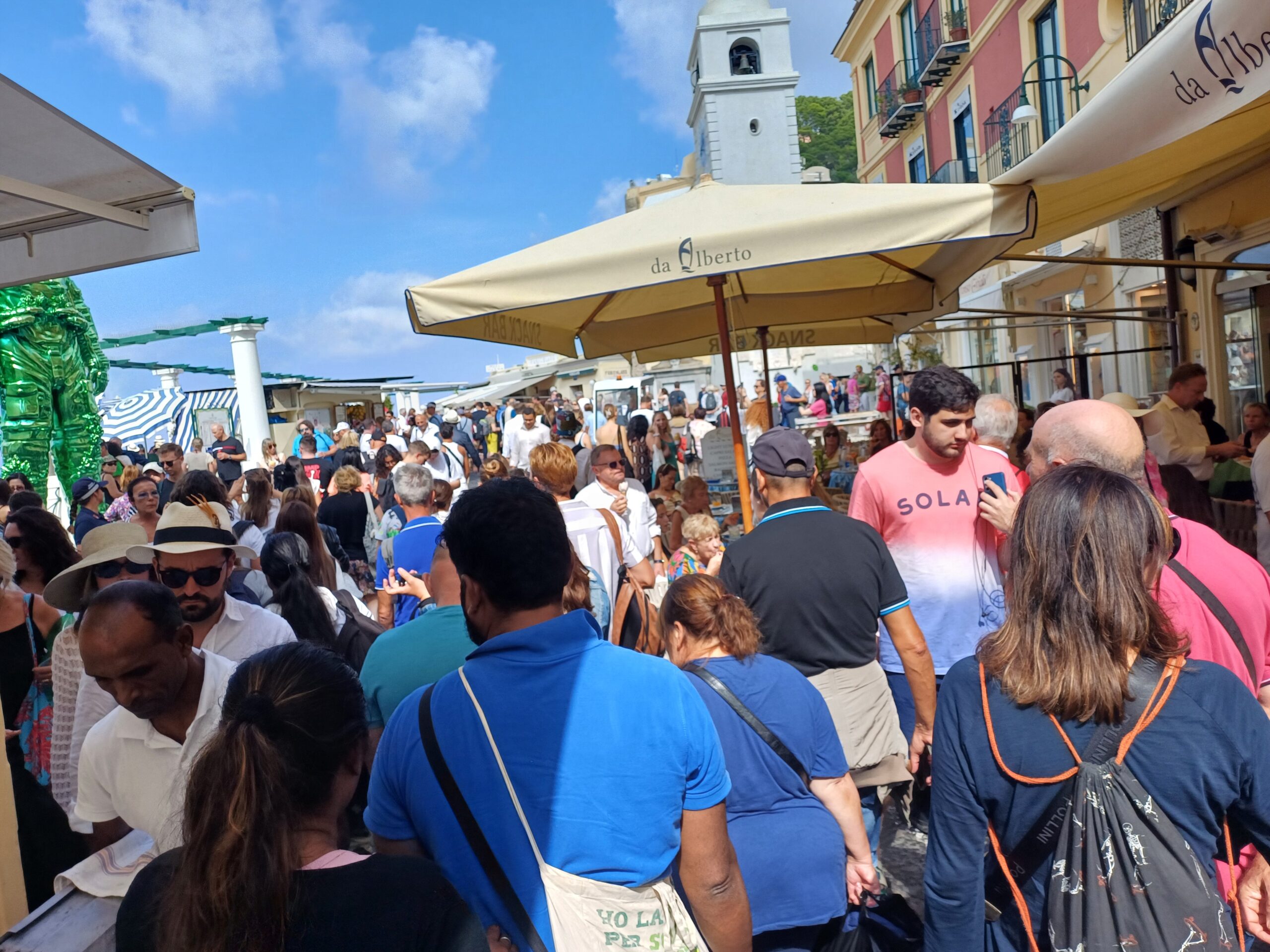 Overtourism a Capri, lunghissime file ovunque (video)