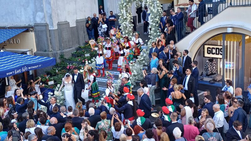 Scene da un matrimonio nella Piazzetta di Capri: Viviana e Simone sposi tra un arco di nozze e il sonetto di Shakespeare