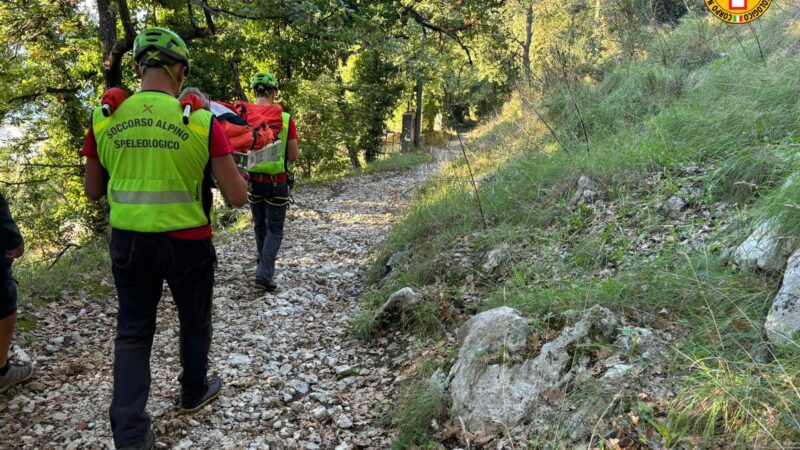 Si smarrisce lungo un sentiero ad Anacapri e cade procurandosi un trauma alla caviglia, intervento dei soccorritori