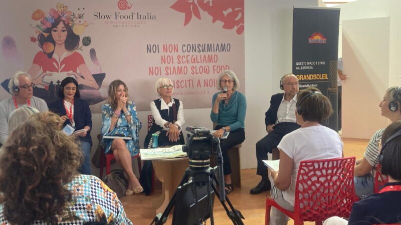 A Terra Madre, salone del gusto di Torino, gli olivi dell’isola di Capri in un libro illustrato di Simonetta Capecchi