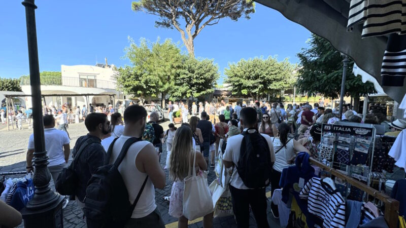 Venerdì caotico ad Anacapri tra folla e sciopero: centinaia in fila a cerchio attendendo l’autobus