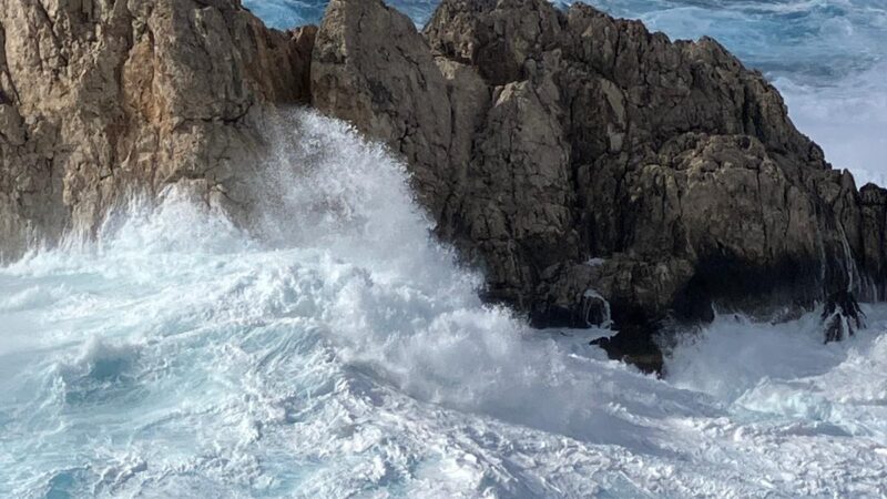 Anacapri, le “spettacolari” foto della mareggiata al Faro