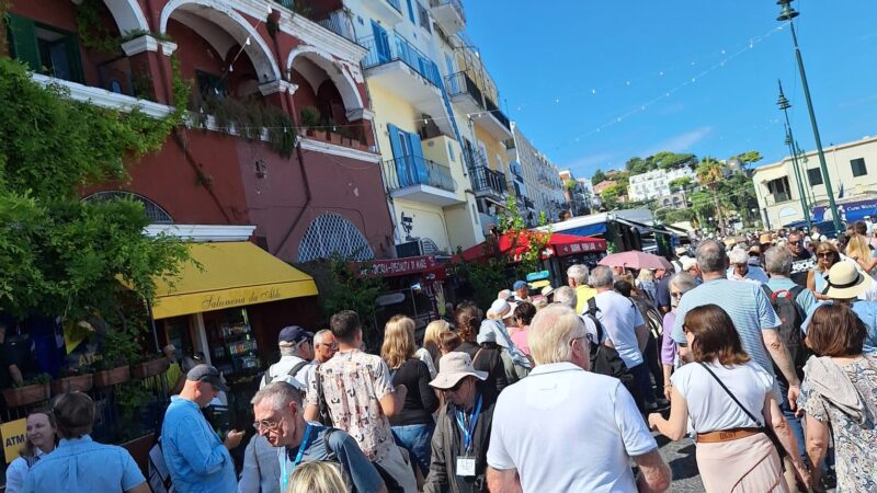 Folla di arrivi a Capri, la coda per la funicolare a Marina Grande è lunghissima: ha superato perfino la farmacia