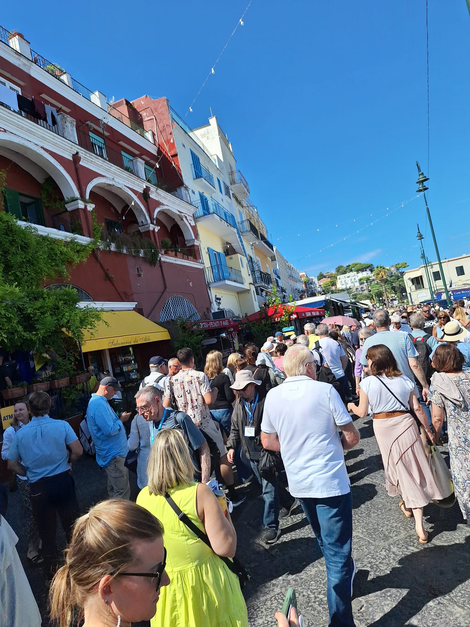 Folla di arrivi a Capri, la coda per la funicolare a Marina Grande è lunghissima: ha superato perfino la farmacia