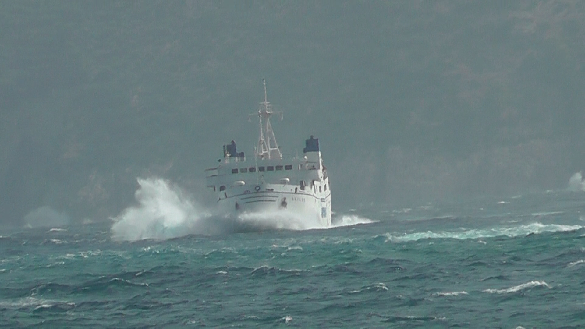 Vento forte e mare agitato, il video della traversata del traghetto Caremar