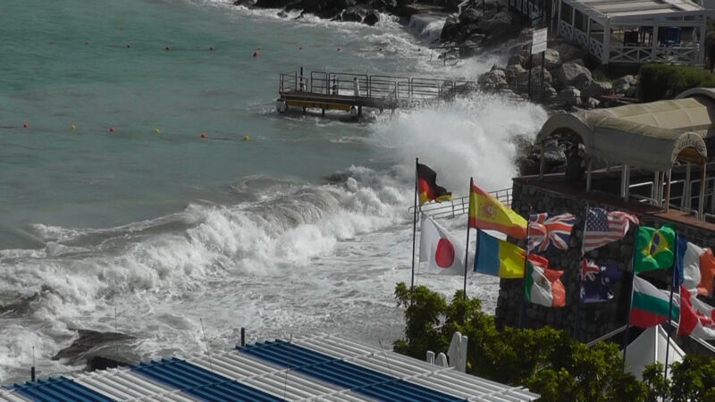 Si tuffa in mare nonostante la bandiera rossa e il divieto di balneazione per avverse condizioni meteo, bagnante multato dalla Polizia Municipale di Capri a Marina Grande