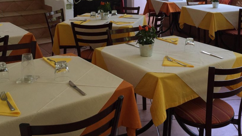 Cenano al ristorante ad Anacapri e vanno via senza pagare il conto, individuati grazie alle telecamere e al passaparola