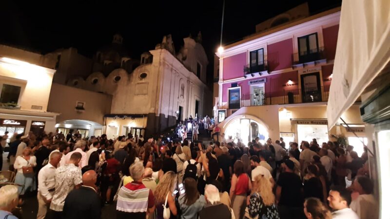 “Emozioni d’estate”: il ritmo degli Allerija travolge la Piazzetta di Capri