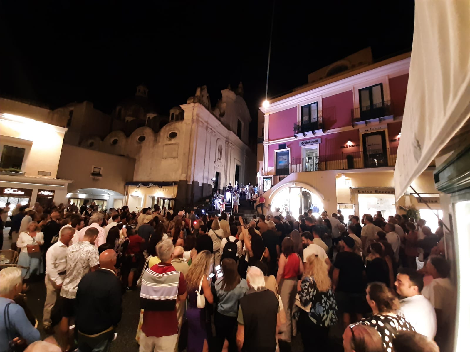 “Emozioni d’estate”: il ritmo degli Allerija travolge la Piazzetta di Capri