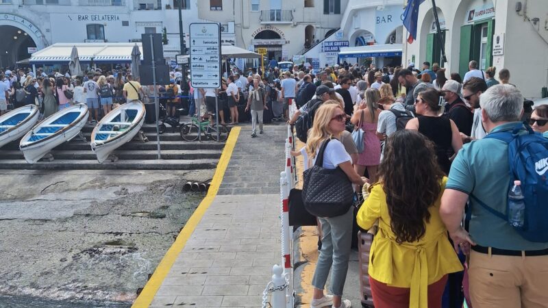 L’estate settembrina di Capri: boom di arrivi, file interminabili per taxi e funicolare (le foto)