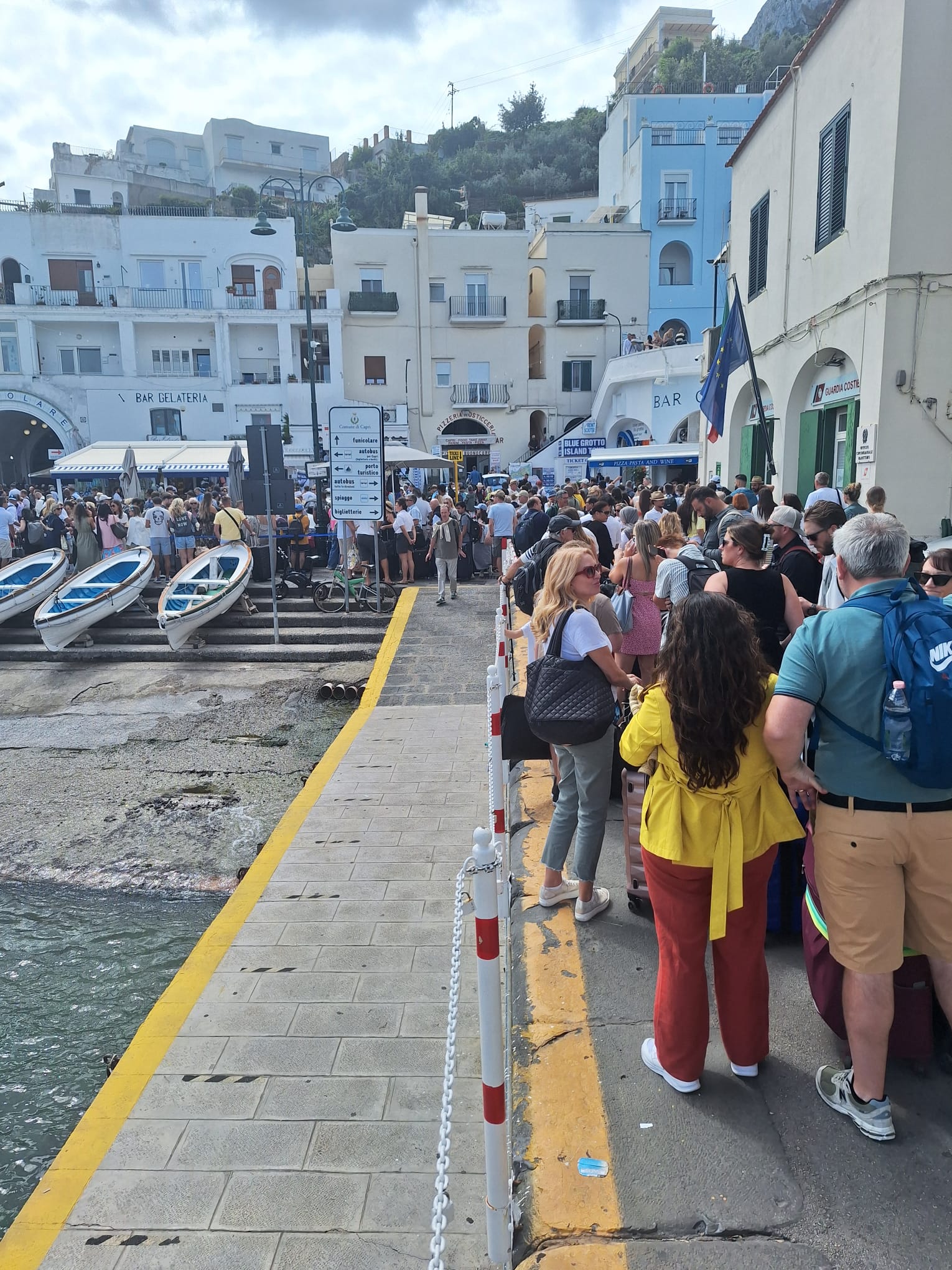 L’estate settembrina di Capri: boom di arrivi, file interminabili per taxi e funicolare (le foto)