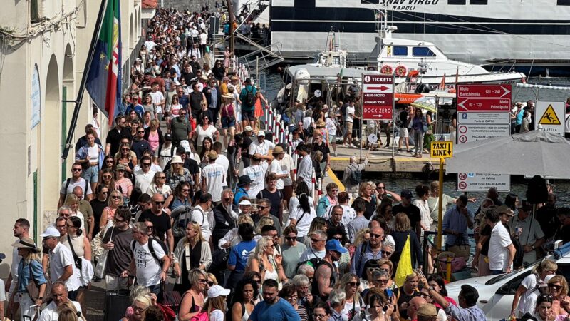 Continua il settembre di super-affollamento, ancora una giornata da bollino rosso a Capri: caos a Marina Grande