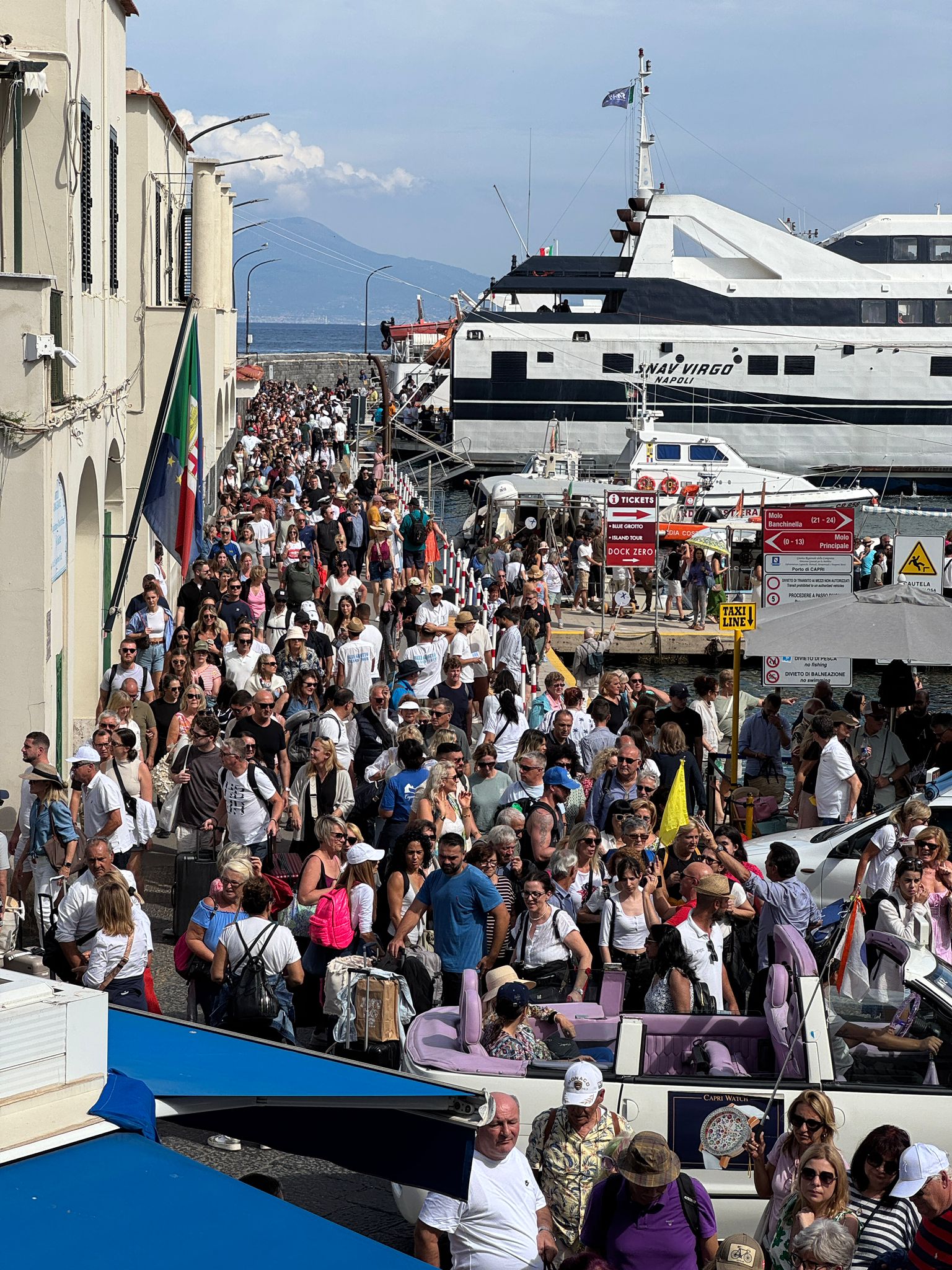 Continua il settembre di super-affollamento, ancora una giornata da bollino rosso a Capri: caos a Marina Grande