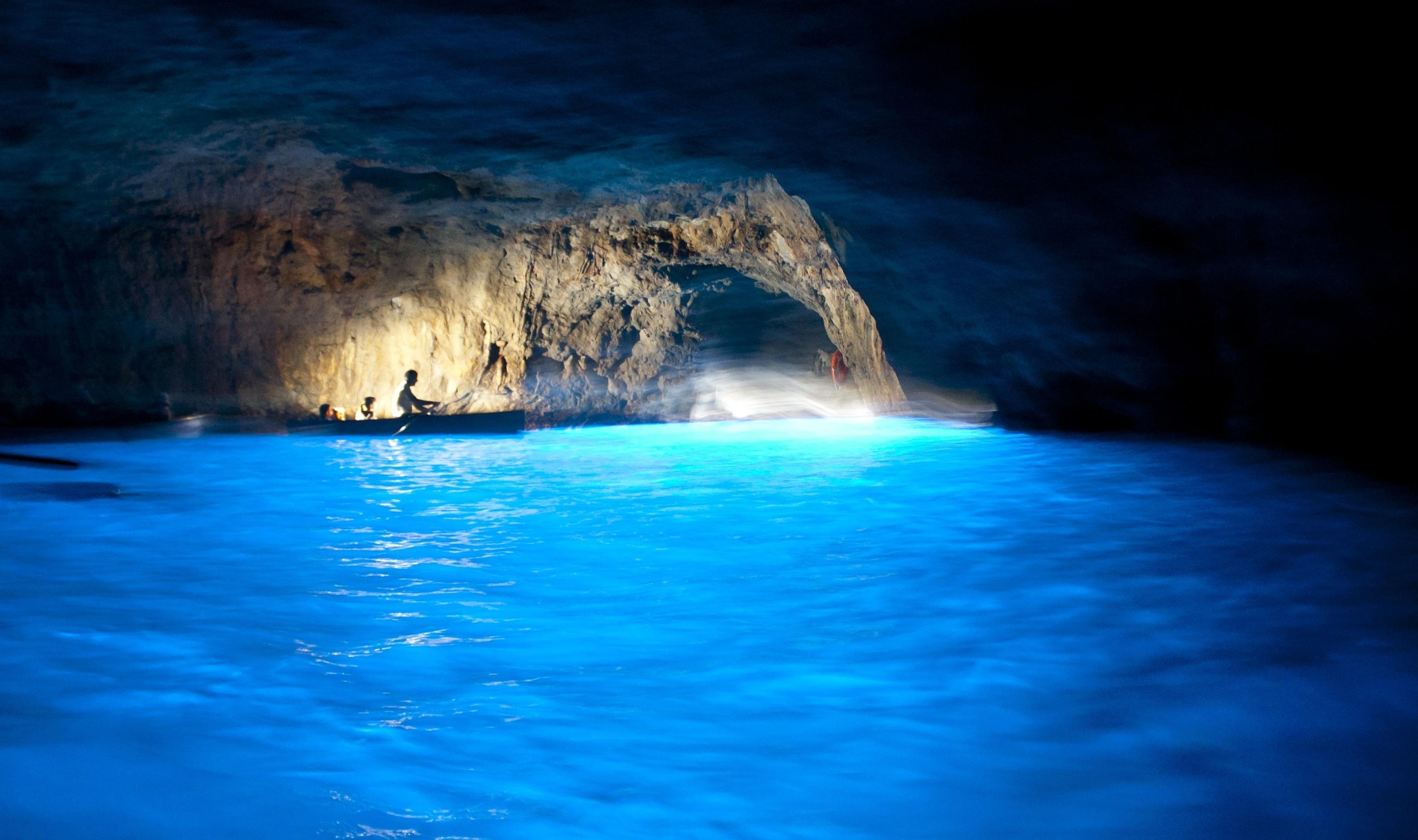 Al via la rassegna “Azzurra Anacapri”: si inizia con un evento di prosa, musica e nuoto artistico nella Grotta Azzurra