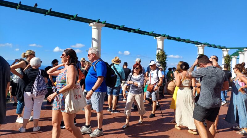 E’ ottobre ma sembra piena estate: dopo i 14mila arrivi di domenica, altre giornate di gran folla a Capri (photogallery)