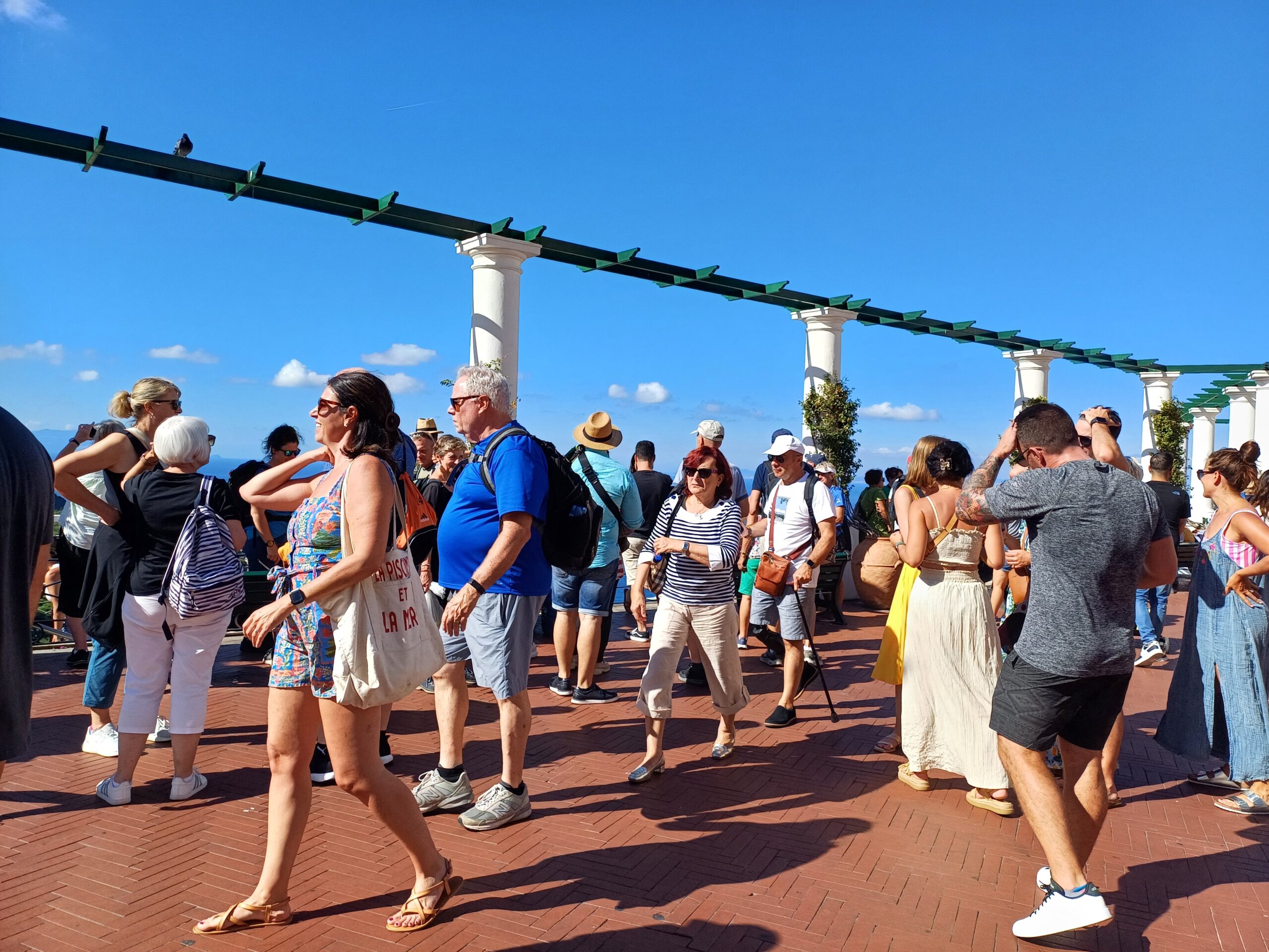 E’ ottobre ma sembra piena estate: dopo i 14mila arrivi di domenica, altre giornate di gran folla a Capri (photogallery)