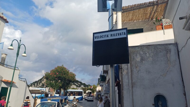 Installati a Capri in via Roma i rilevatori di velocità. Nuove rastrelliere per biciclette a Marina Grande