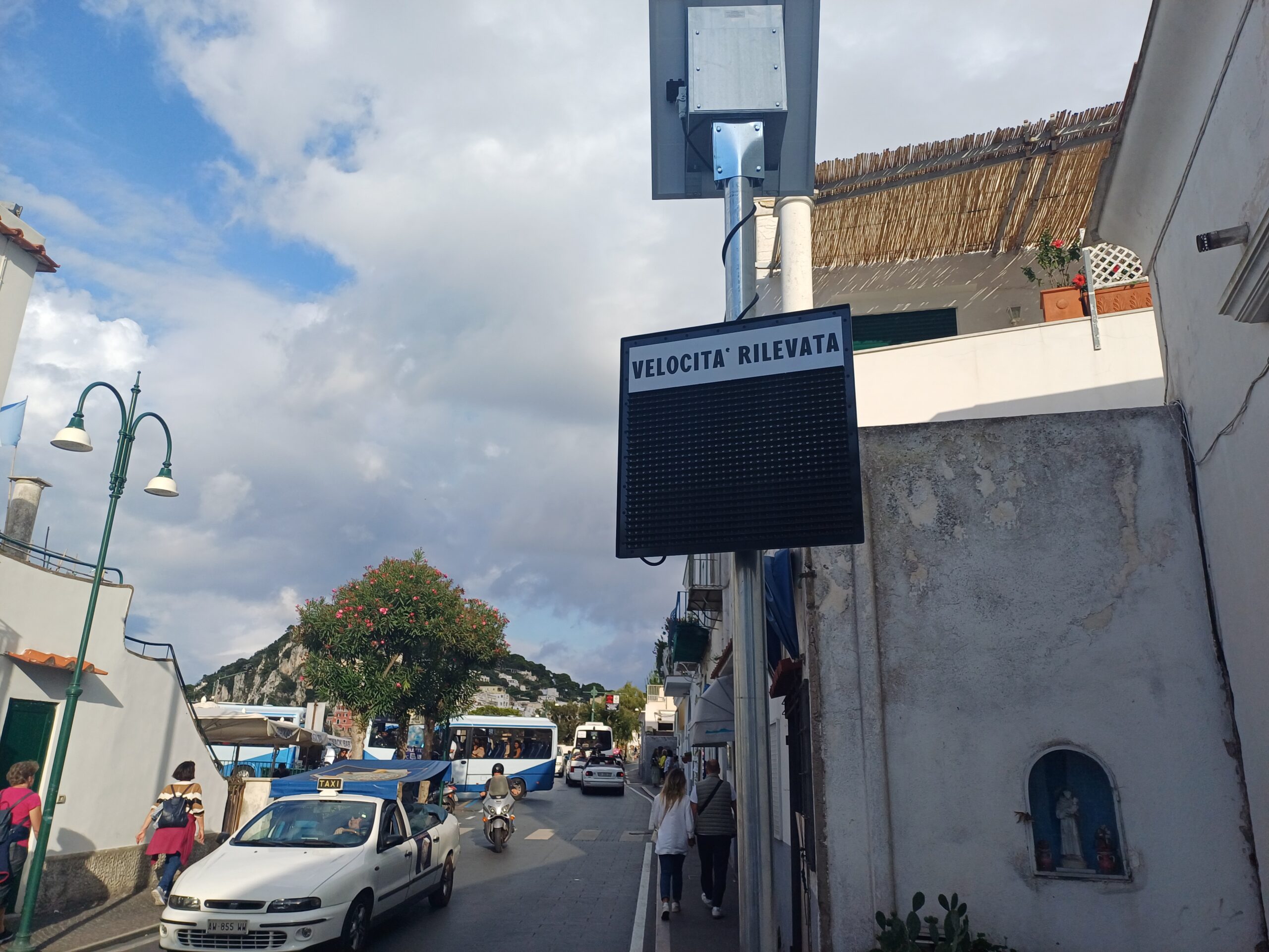 Installati a Capri in via Roma i rilevatori di velocità. Nuove rastrelliere per biciclette a Marina Grande