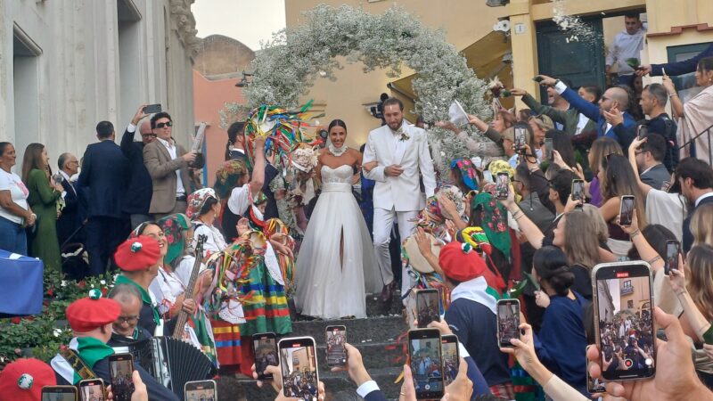 Giordana e Luigi uniti in matrimonio: nella Piazzetta di Capri scoppia la festa