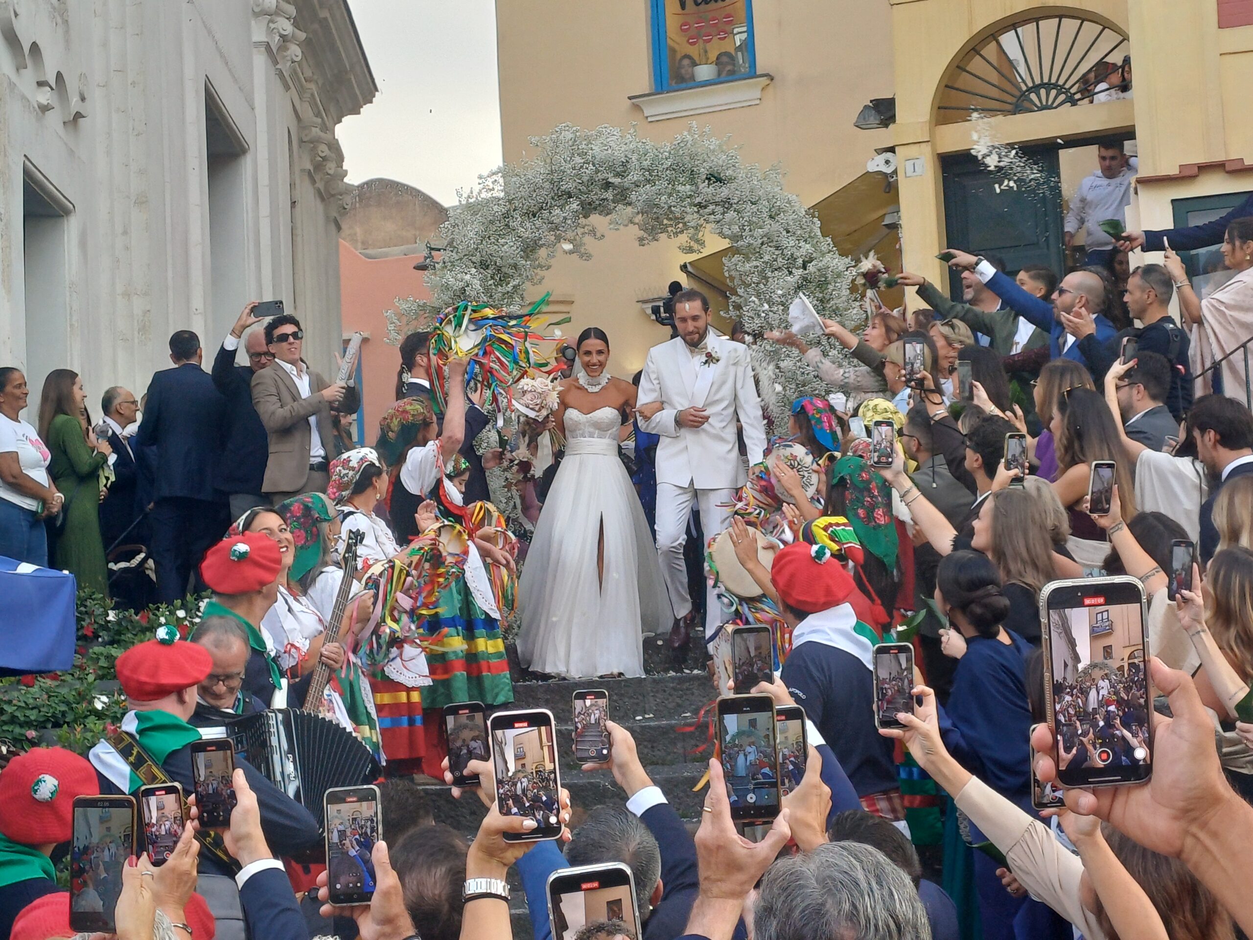 Giordana e Luigi uniti in matrimonio: nella Piazzetta di Capri scoppia la festa