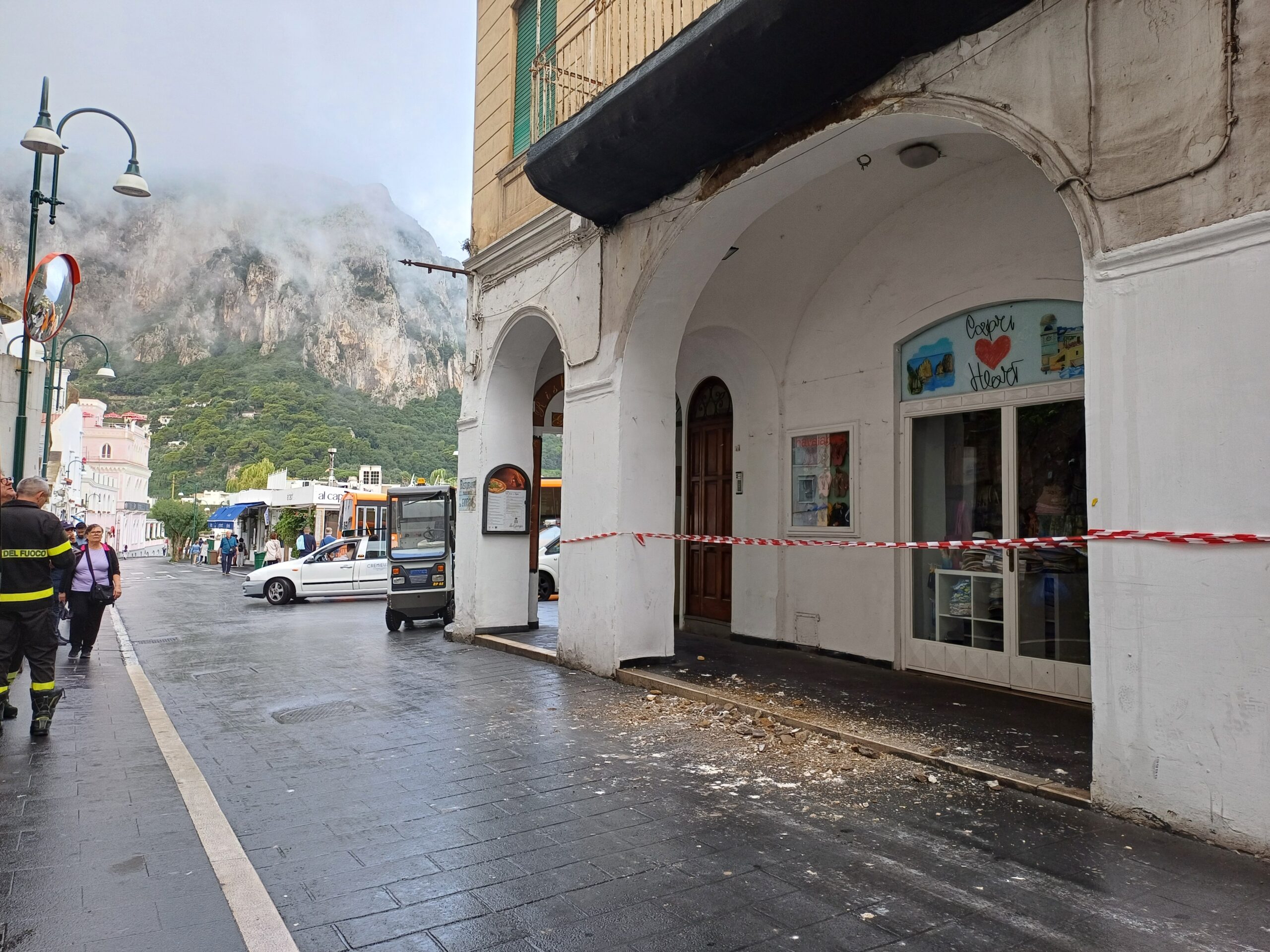 Cadono calcinacci da un palazzo a Capri in via Roma, intervento dei vigili del fuoco (photogallery)