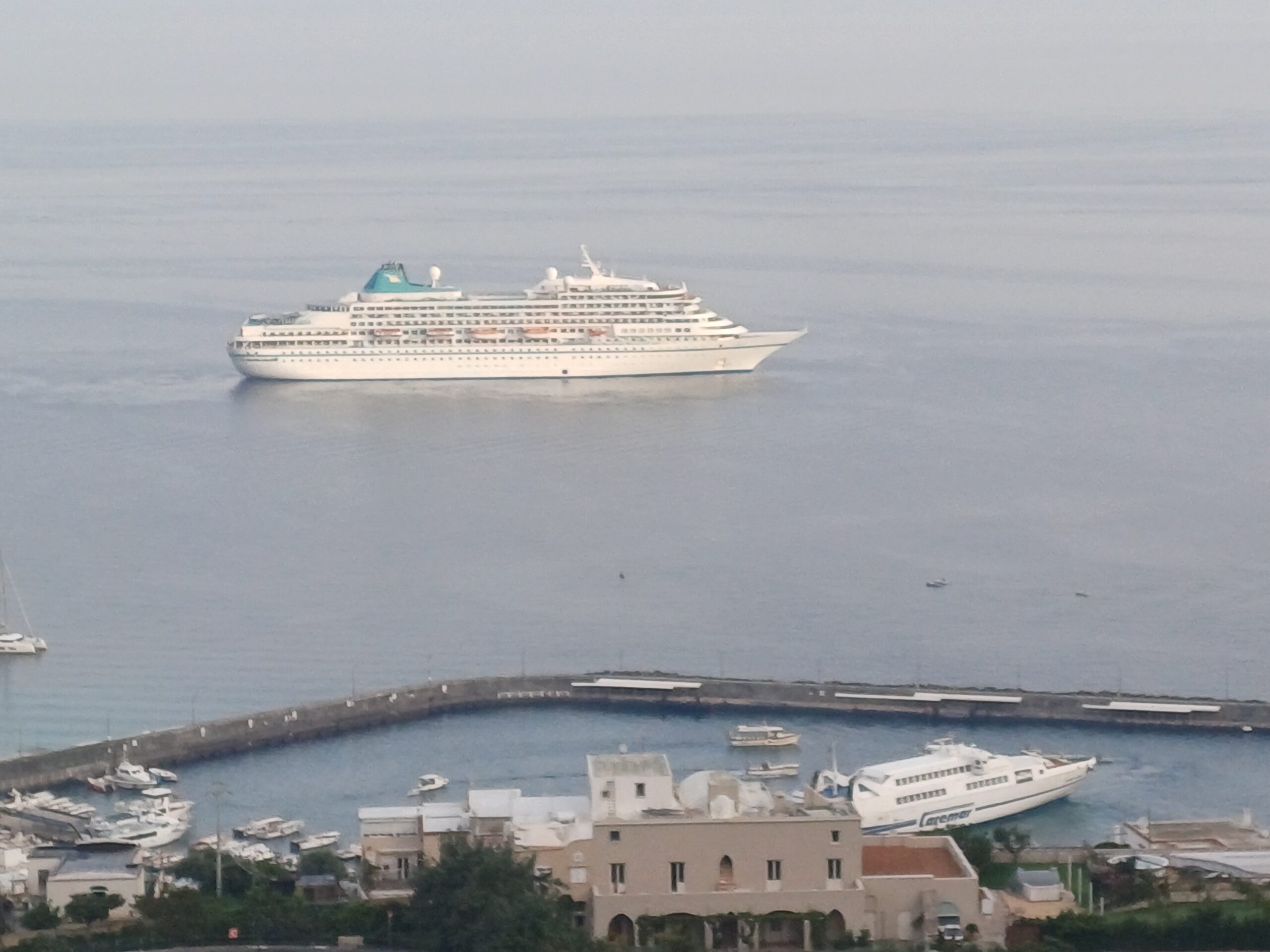 A Capri la nave da crociera Amera della Phoenix Reisen