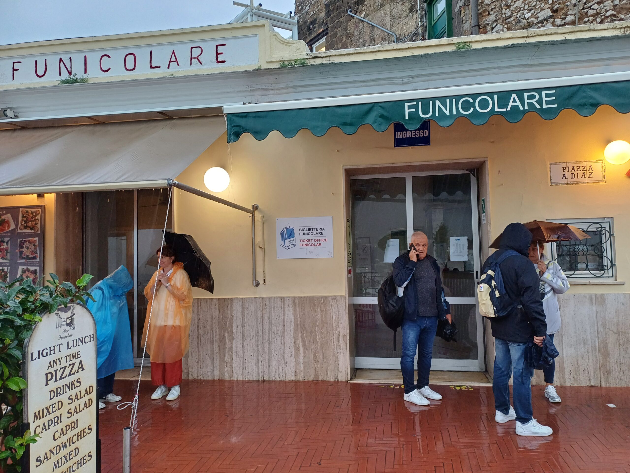 Maltempo a Capri: funicolare ferma alcune ore, black out elettrico in varie zone