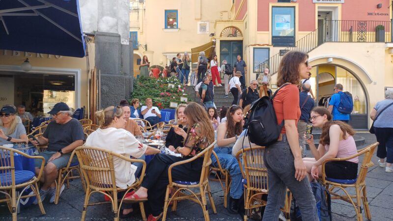 Capri e l’estate infinita: tanti turisti sull’isola in questa lunga ottobrata (photogallery)