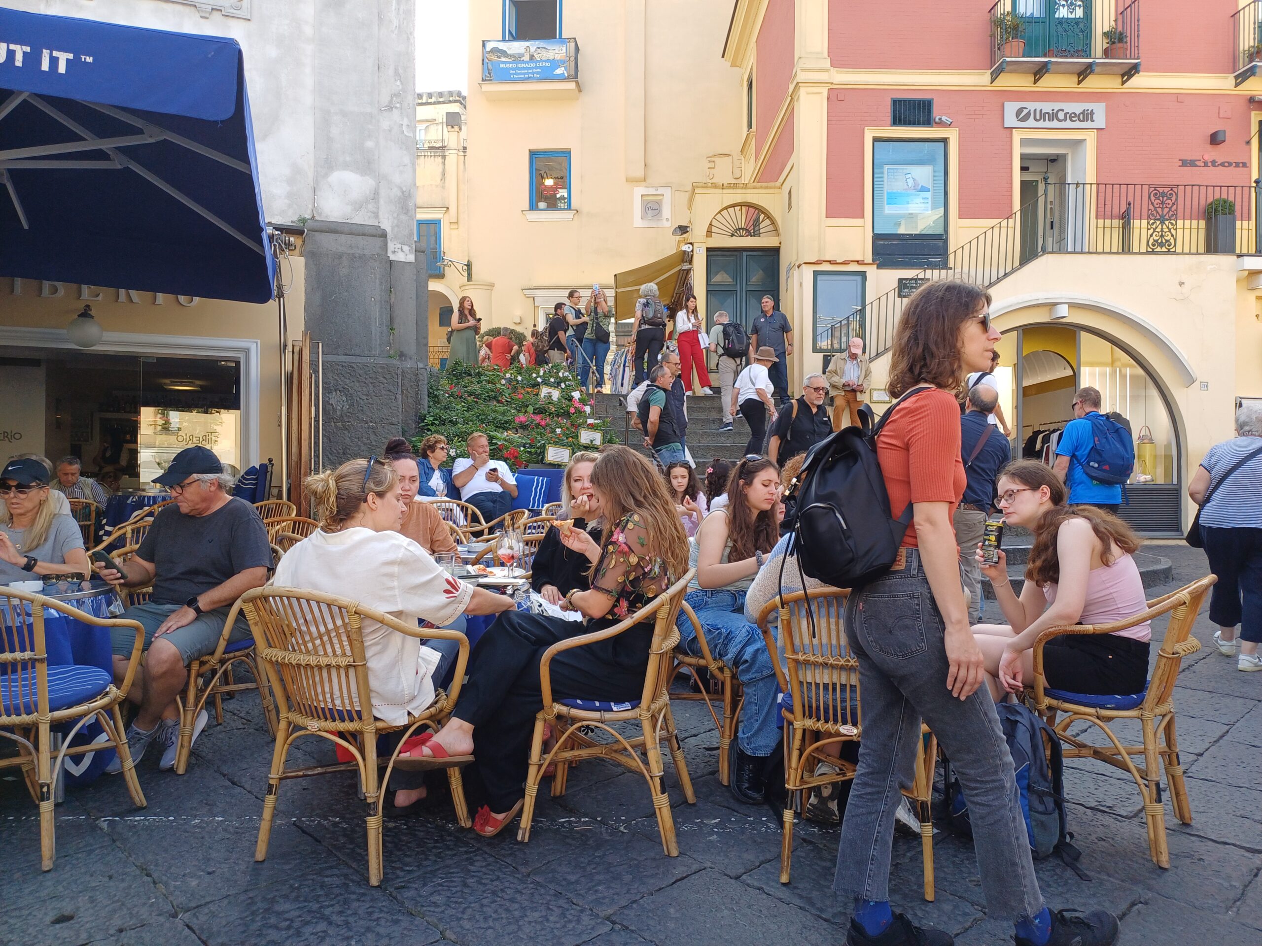 Capri e l’estate infinita: tanti turisti sull’isola in questa lunga ottobrata (photogallery)