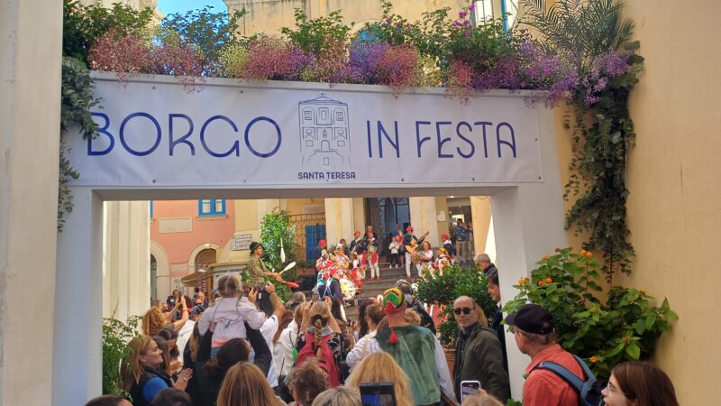 “Santa Teresa borgo in festa”, foto e video dell’apertura della manifestazione