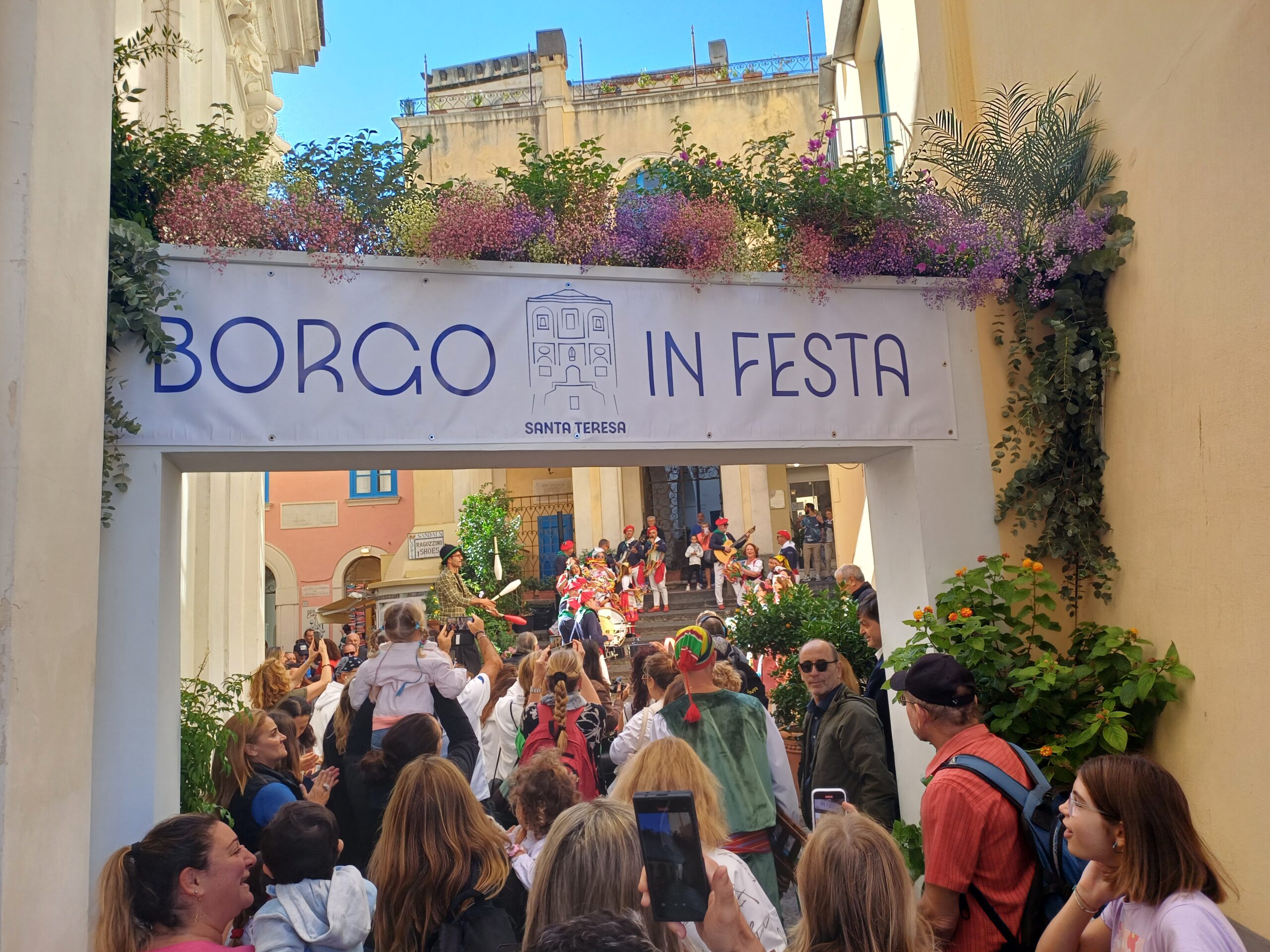 “Santa Teresa borgo in festa”, foto e video dell’apertura della manifestazione