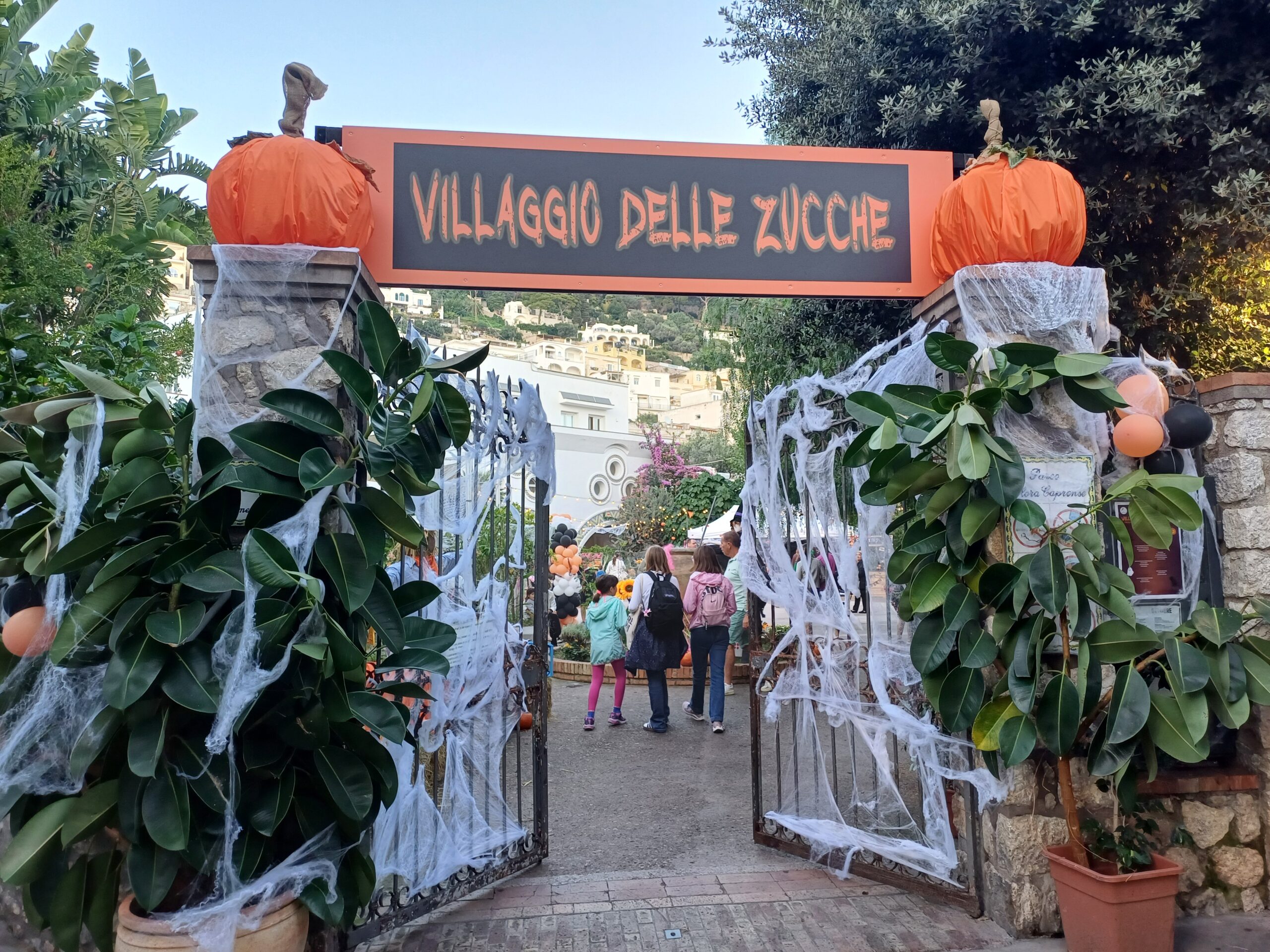 Inaugurato a Capri il “Villaggio delle zucche” in occasione della settimana di Halloween (photogallery)