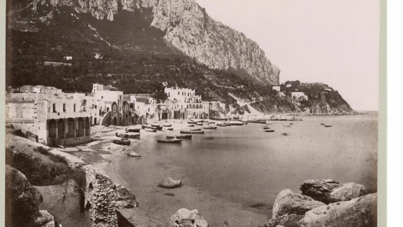 I segni di una frana sulla spiaggia di Marina Grande in una rara foto storica del 1875