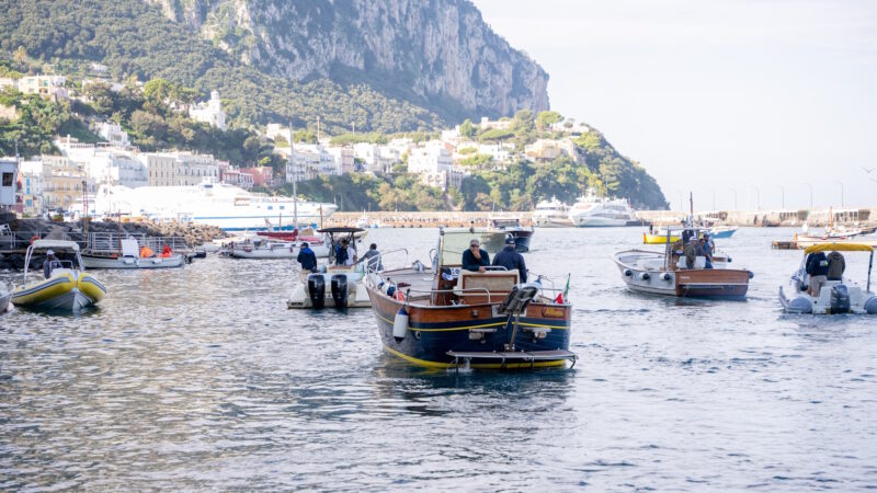 Tutela ambientale e sicurezza in mare: Assocharter ripulisce da rifiuti e materiale vario interi tratti di costa dell’isola di Capri (video e foto dell’iniziativa)