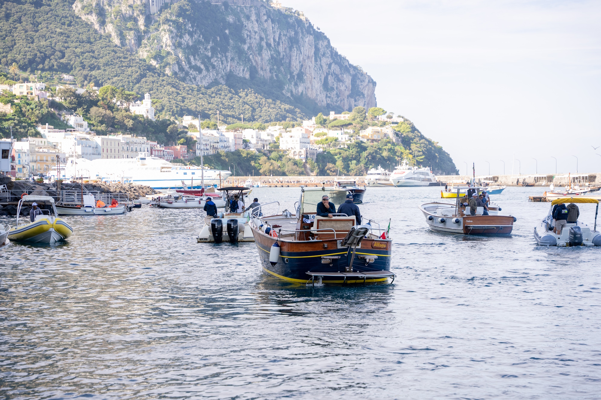 Tutela ambientale e sicurezza in mare: Assocharter ripulisce da rifiuti e materiale vario interi tratti di costa dell’isola di Capri (video e foto dell’iniziativa)